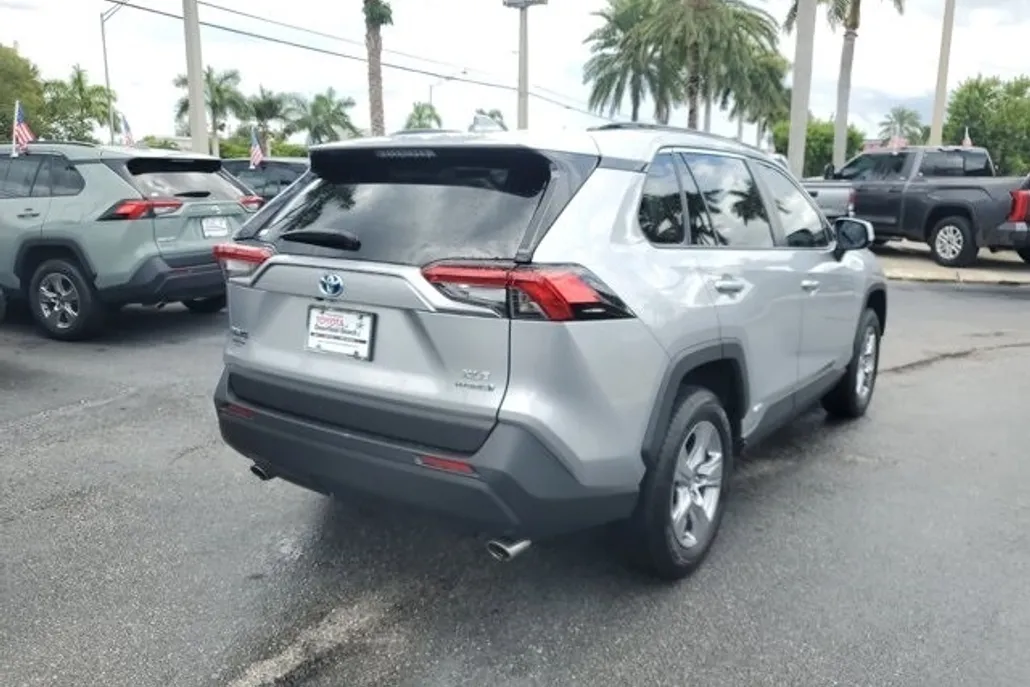 2023 Toyota RAV4 Hybrid XLE photo 1