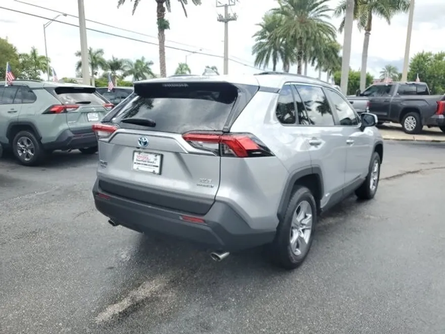 2023 Toyota RAV4 Hybrid XLE photo 1