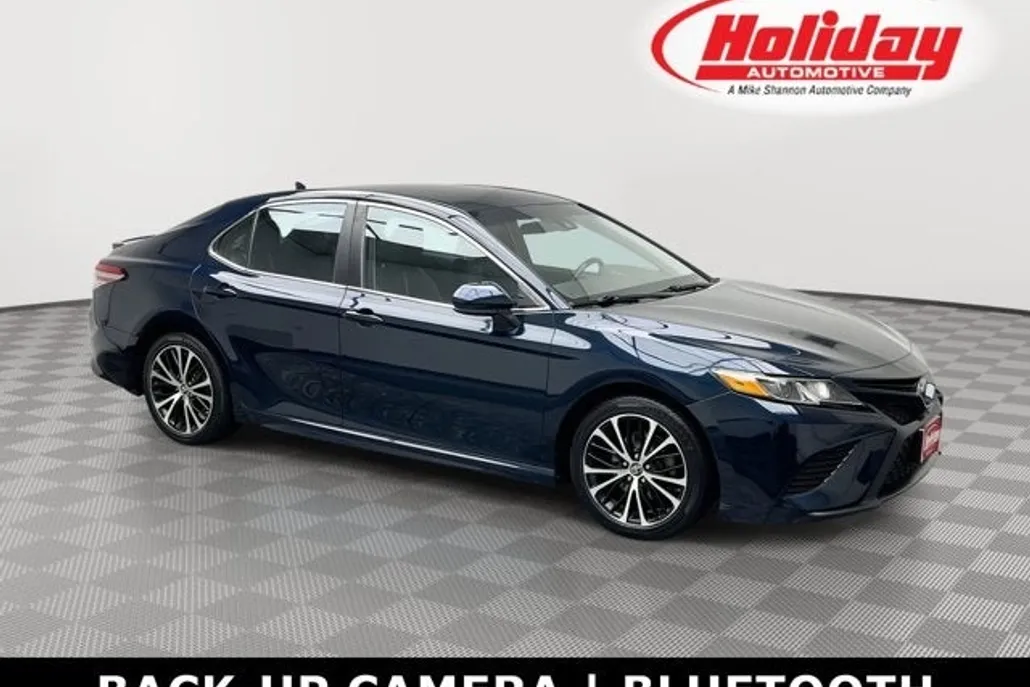 2019 Toyota Camry SE photo 1
