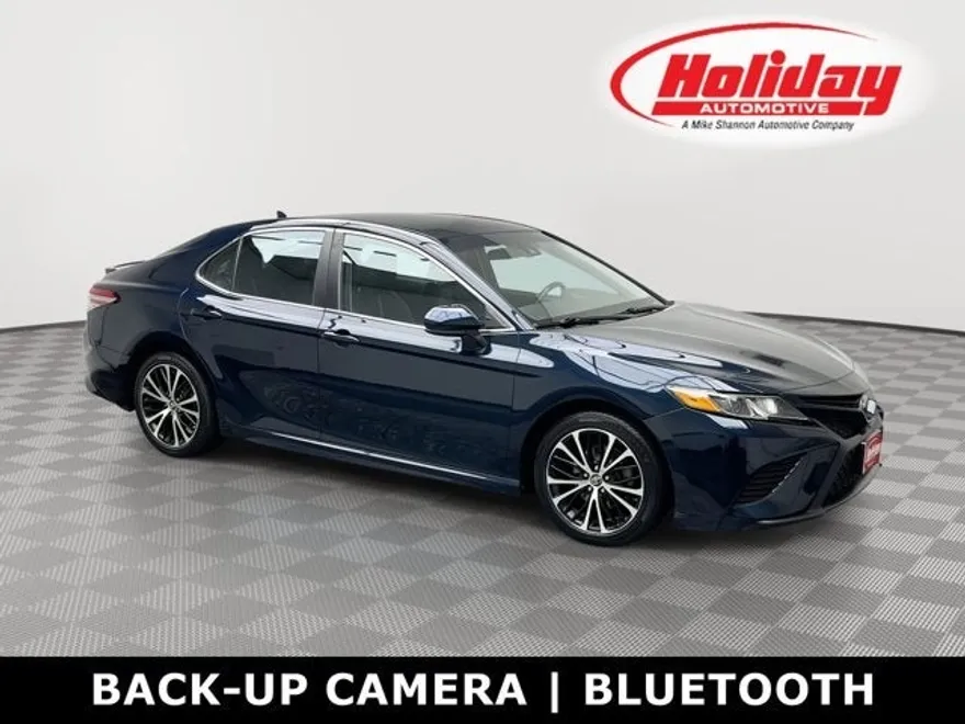 2019 Toyota Camry SE photo 1