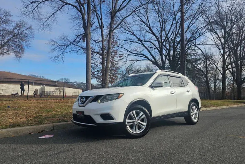2015 Nissan Rogue SV photo 1