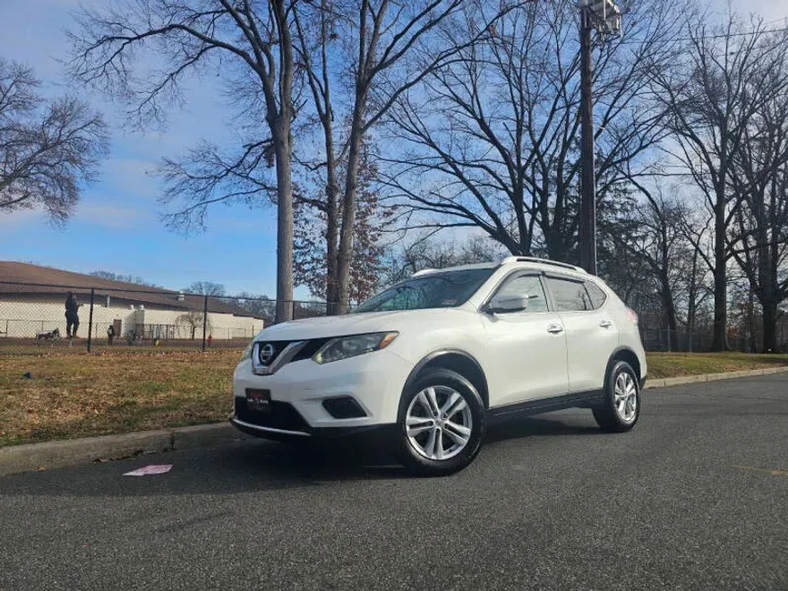 2015 Nissan Rogue SV photo 1