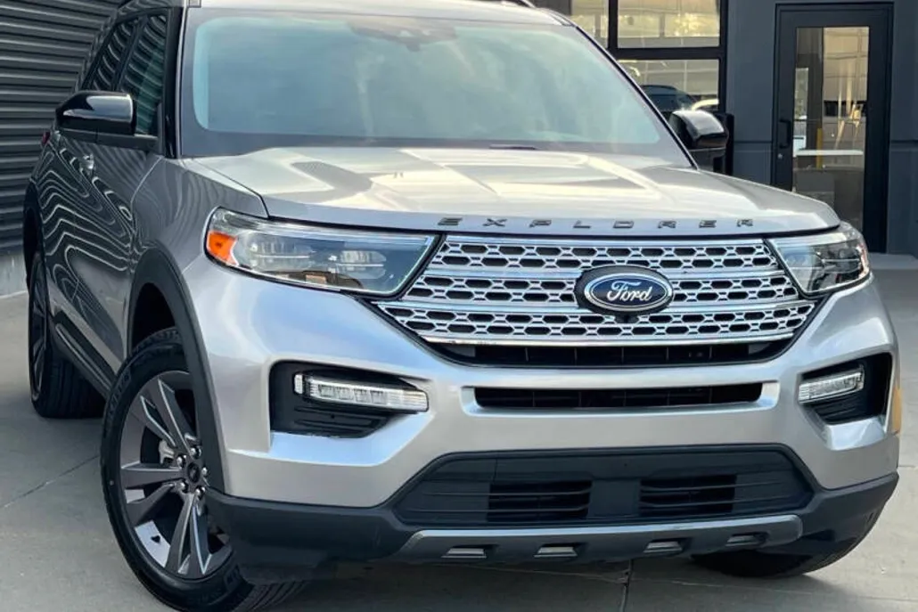 2023 Ford Explorer XLT photo 1