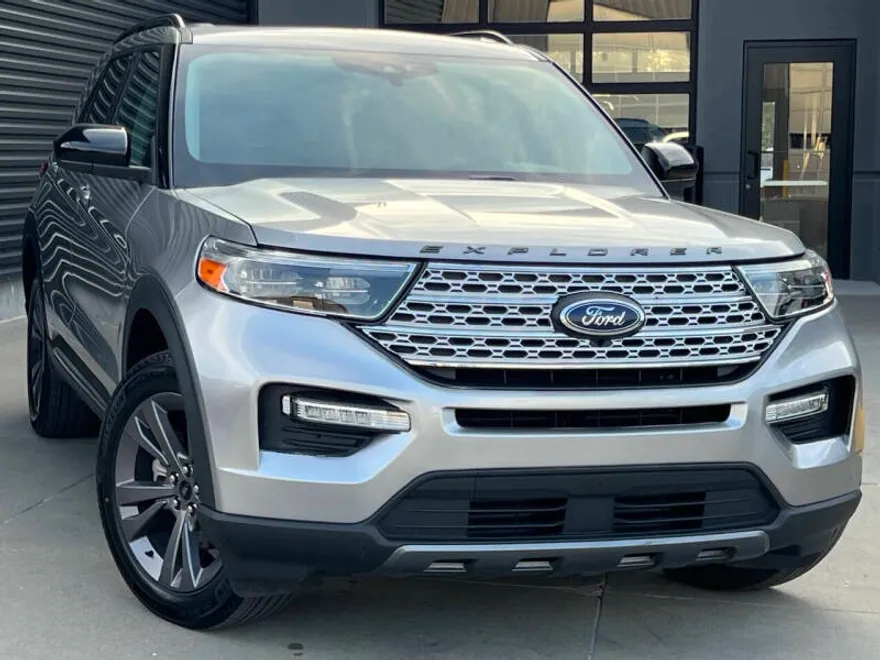 2023 Ford Explorer XLT photo 1