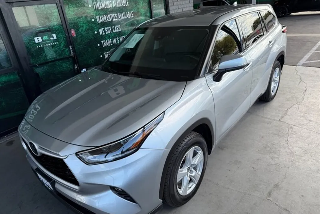 2021 Toyota Highlander LE photo 1