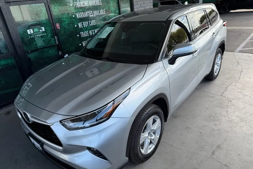 2021 Toyota Highlander LE photo 1