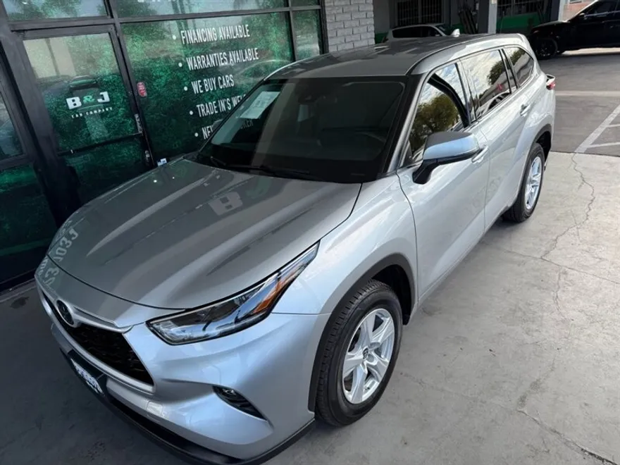 2021 Toyota Highlander LE photo 1