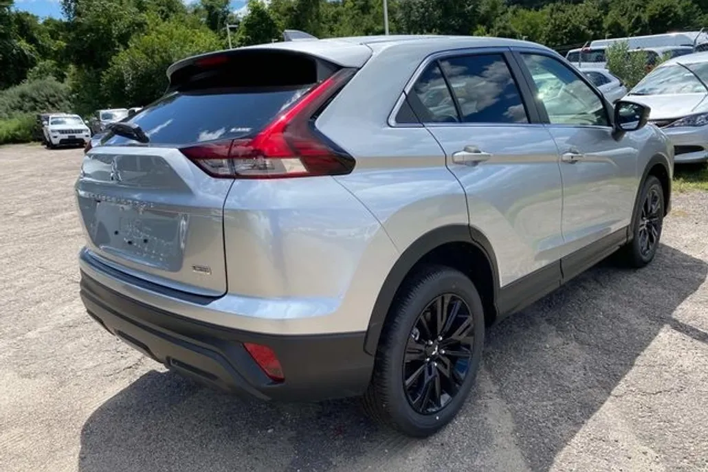 2024 Mitsubishi Eclipse Cross LE photo 1