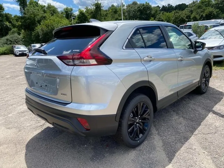 2024 Mitsubishi Eclipse Cross LE photo 1