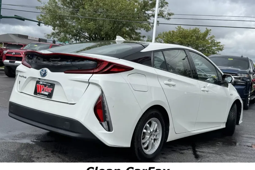 2018 Toyota Prius Prime Plus photo 1
