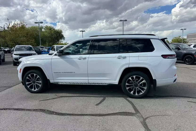 2022 Jeep Grand Cherokee Overland photo 1