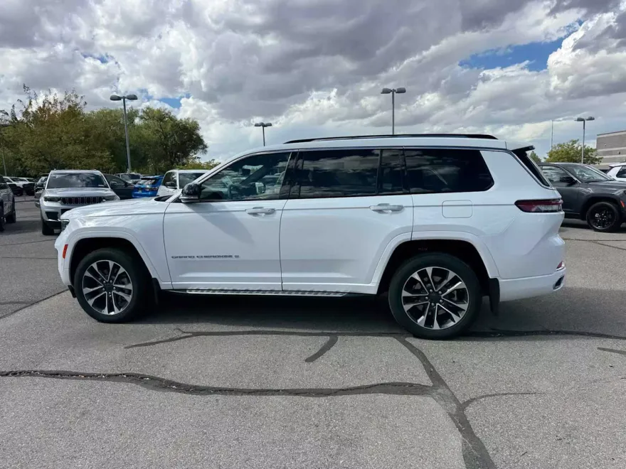 2022 Jeep Grand Cherokee Overland photo 1