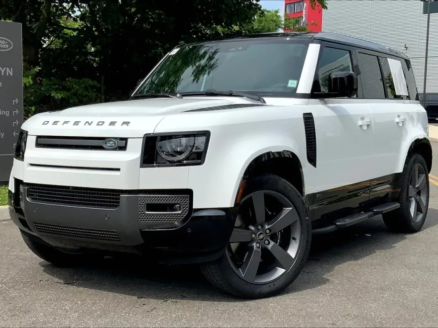 2025 Land Rover Defender 110 V8 photo 1