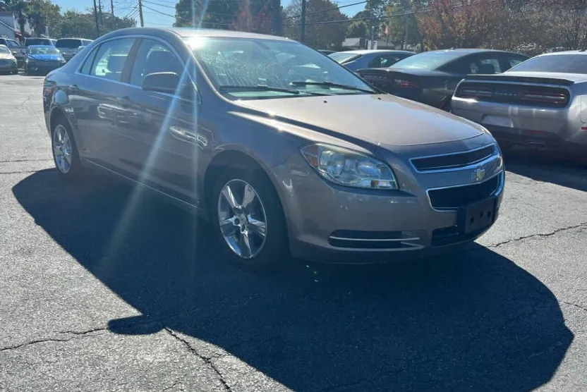 2010 Chevrolet Malibu 2LT photo 1