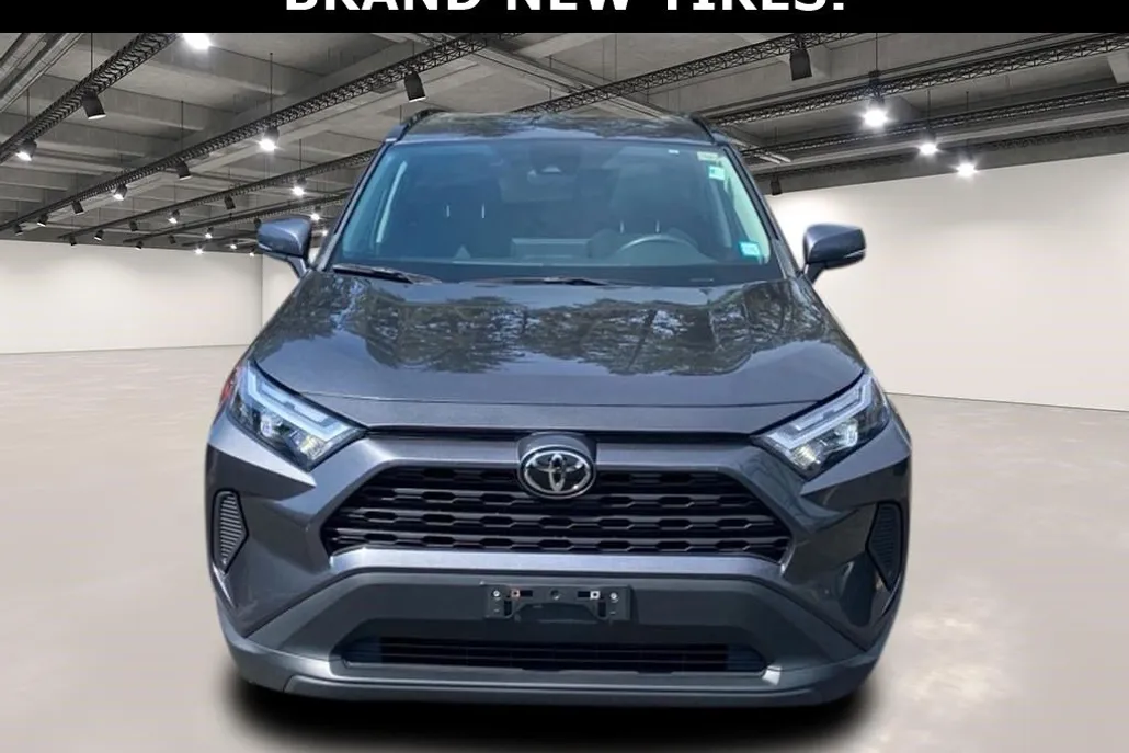 2023 Toyota RAV4 XLE photo 1
