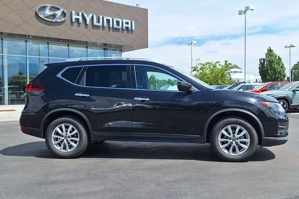 2018 Nissan Rogue SV photo 1
