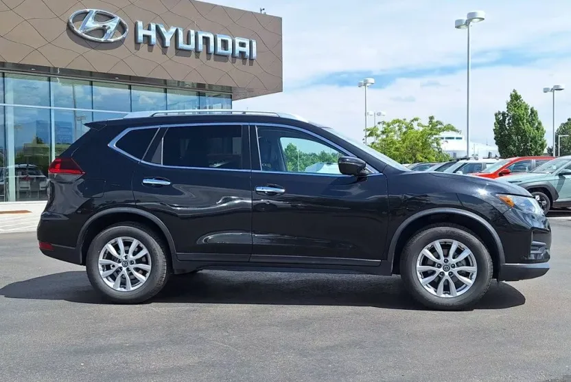 2018 Nissan Rogue SV photo 1