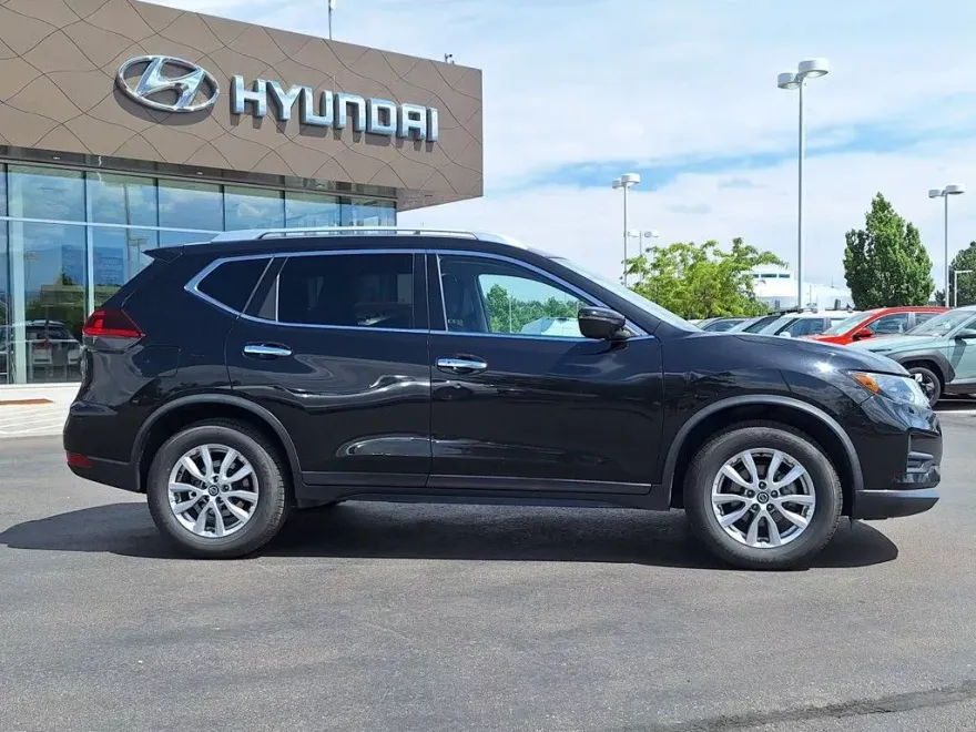 2018 Nissan Rogue SV photo 1