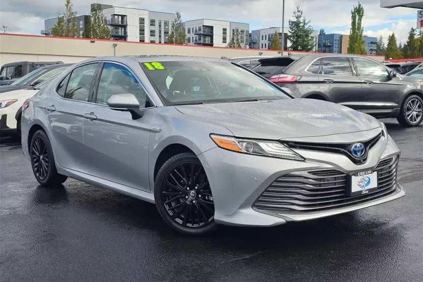 2018 Toyota Camry Hybrid XLE photo 1