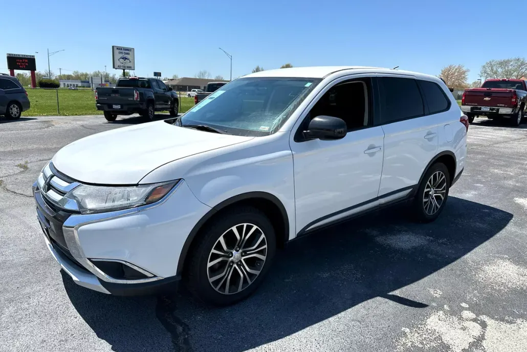 2016 Mitsubishi Outlander ES photo 1