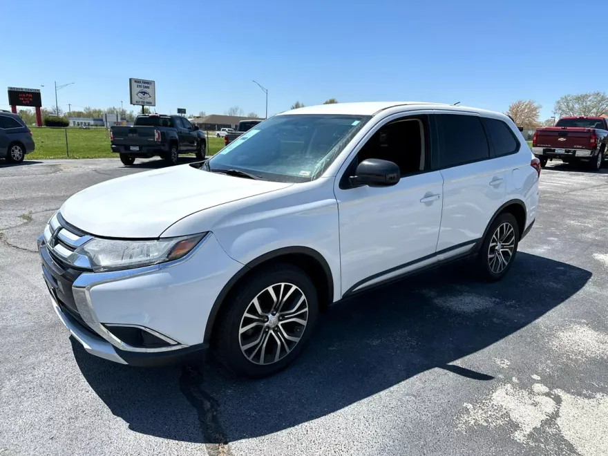 2016 Mitsubishi Outlander ES photo 1