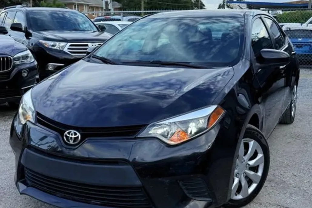 2014 Toyota Corolla LE photo 1