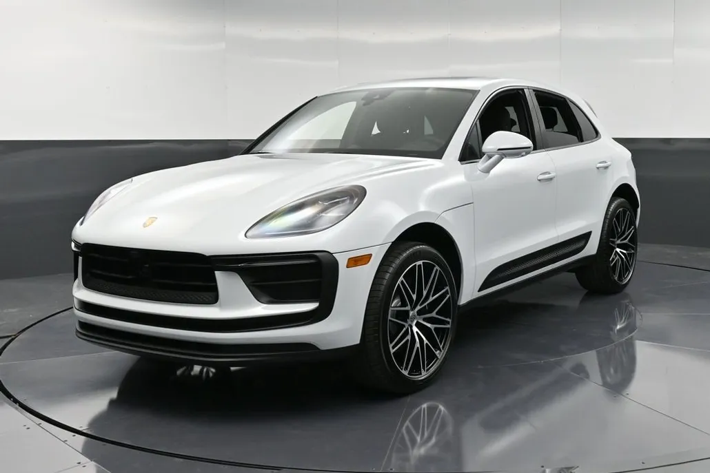 2026 Porsche Macan T photo 1