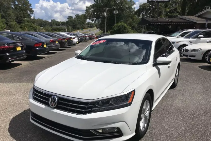2016 Volkswagen Passat TDI S R-Line photo 1