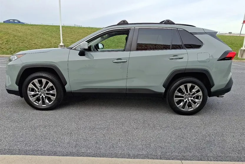 2019 Toyota RAV4 XLE Premium photo 1