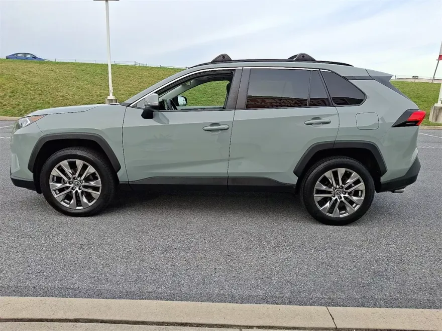 2019 Toyota RAV4 XLE Premium photo 1