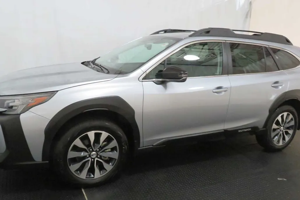2023 Subaru Outback Limited photo 1