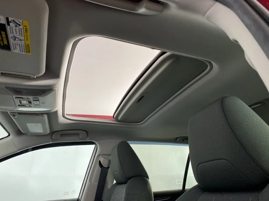 2021 Toyota RAV4 XLE photo 1