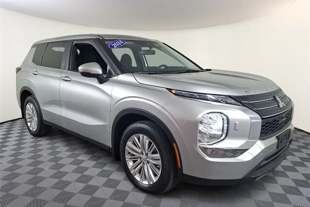2024 Mitsubishi Outlander ES photo 1