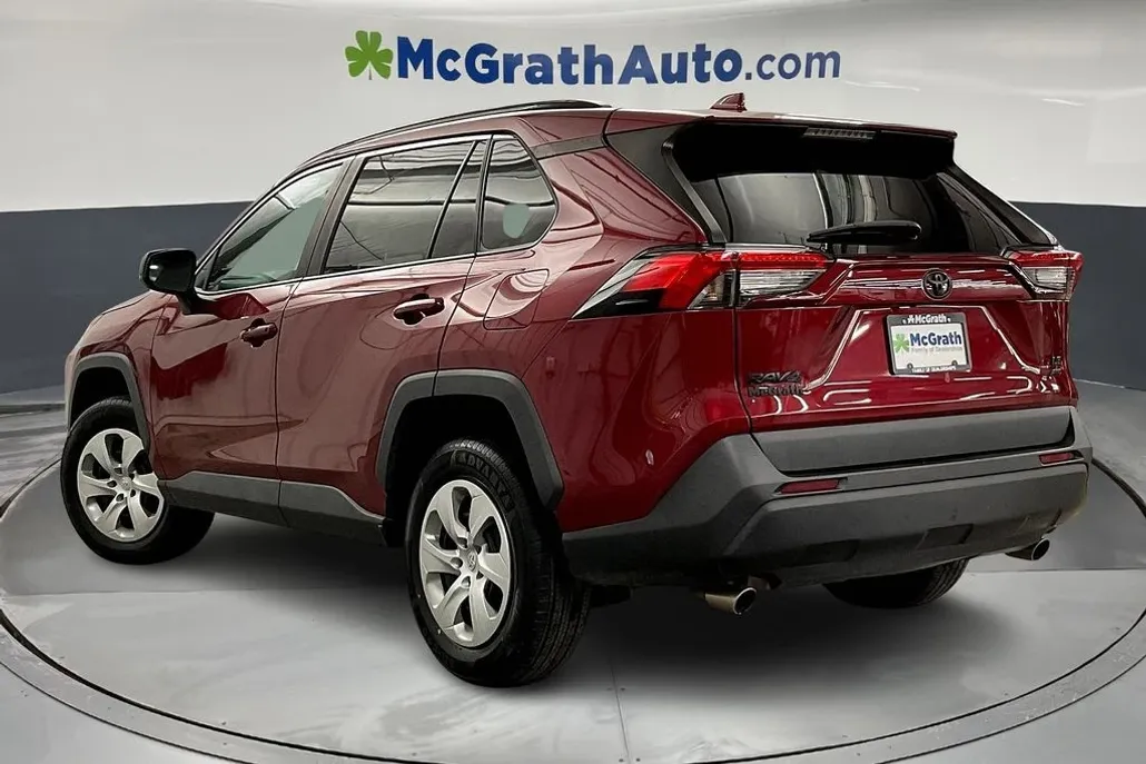 2020 Toyota RAV4 LE photo 1