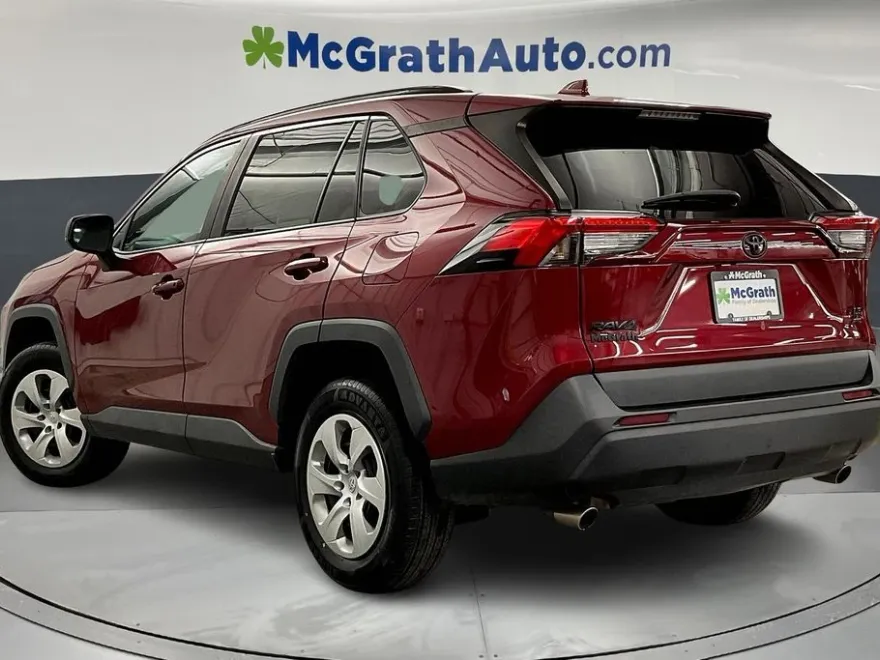 2020 Toyota RAV4 LE photo 1