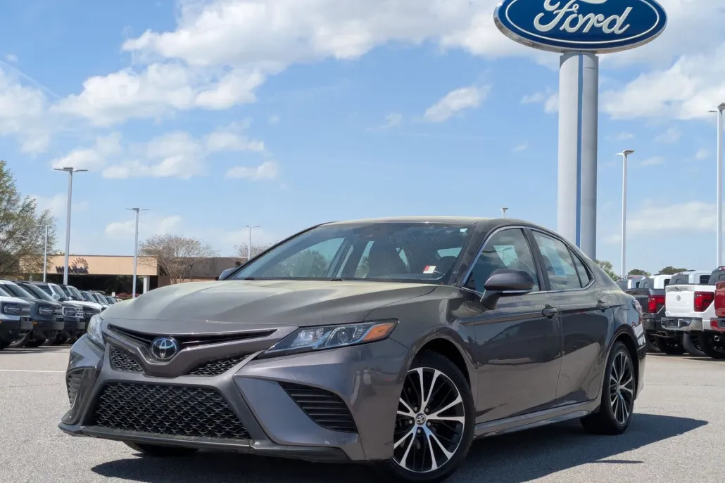 2020 Toyota Camry SE photo 1