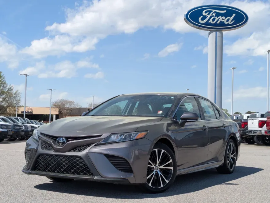 2020 Toyota Camry SE photo 1