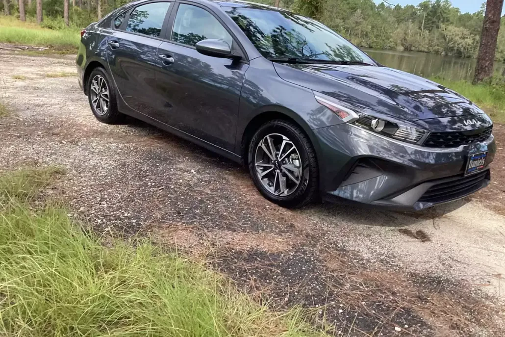 2023 Kia Forte LXS photo 1