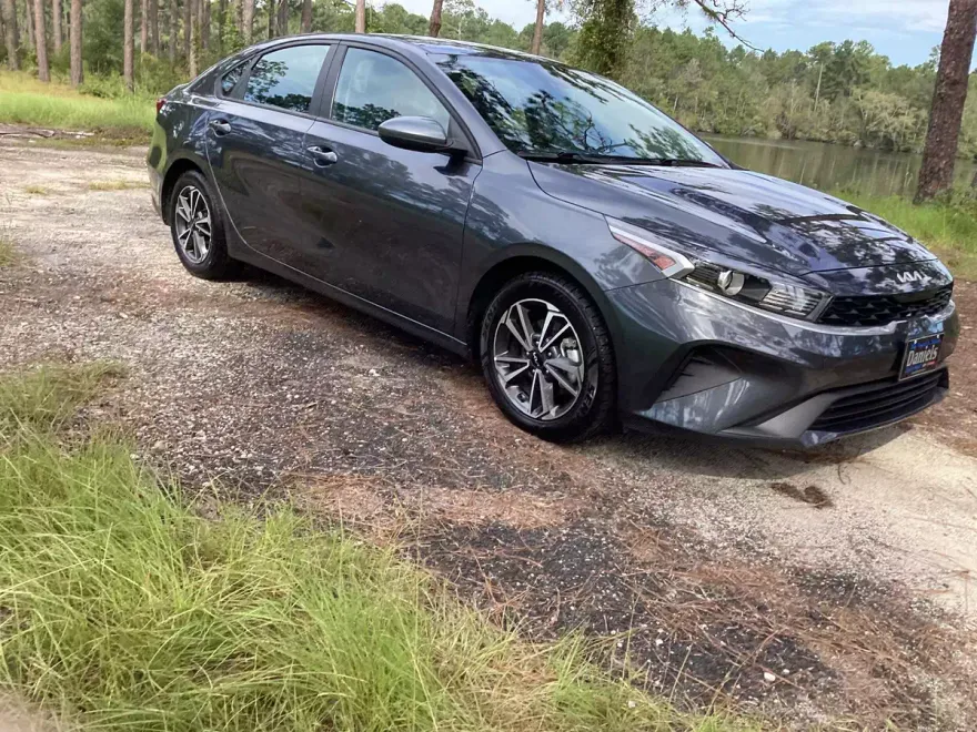 2023 Kia Forte LXS photo 1