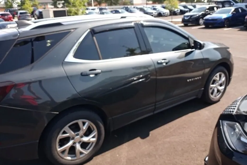 2020 Chevrolet Equinox LT photo 1