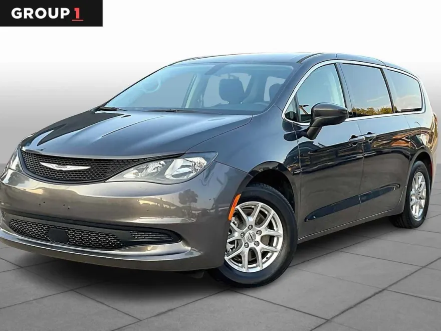 2022 Chrysler Voyager LX photo 1
