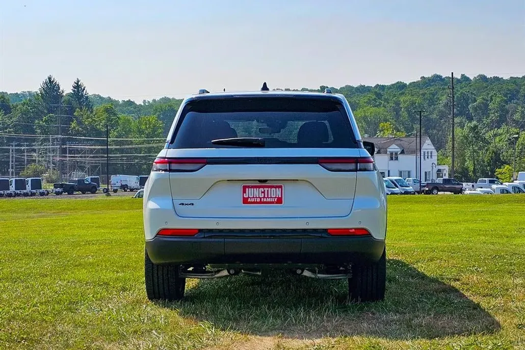 2025 Jeep Grand Cherokee Altitude photo 1