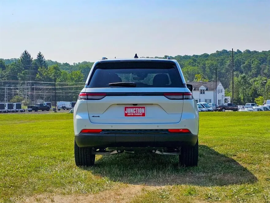 2025 Jeep Grand Cherokee Altitude photo 1