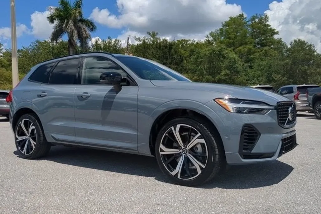 2024 Volvo XC60 Recharge Hybrid Ultimate photo 1