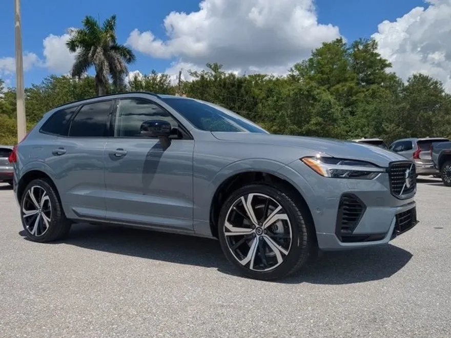 2024 Volvo XC60 Recharge Hybrid Ultimate photo 1