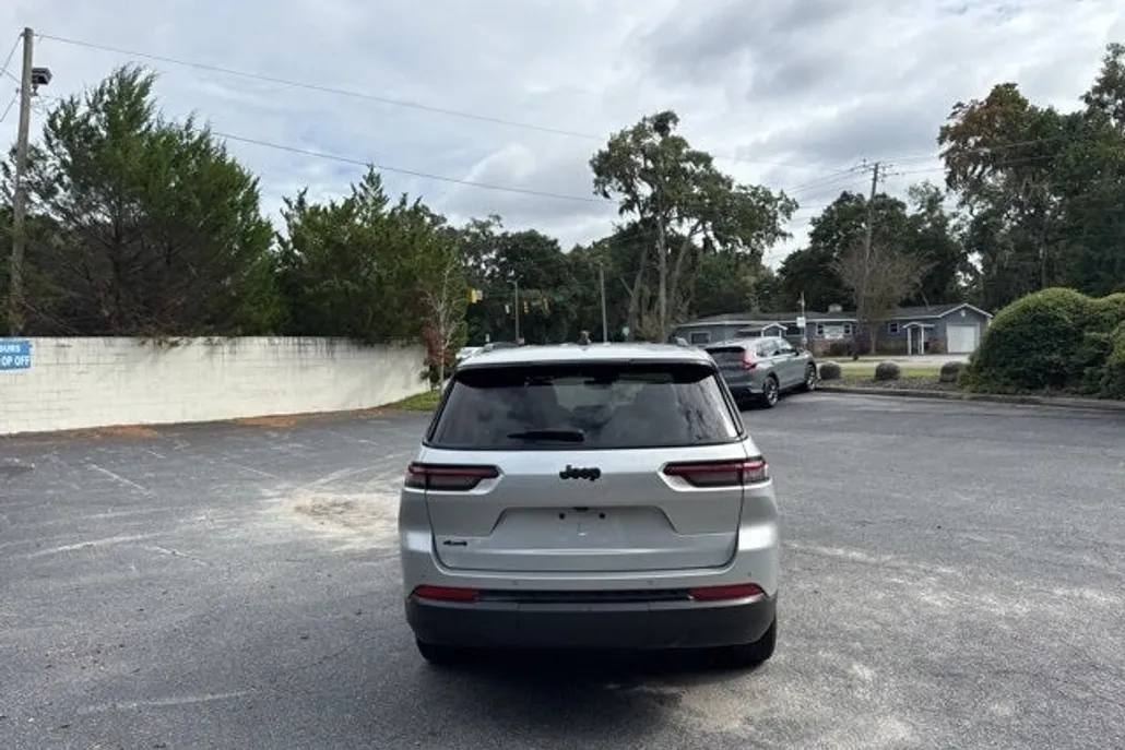 2024 Jeep Grand Cherokee Altitude photo 1