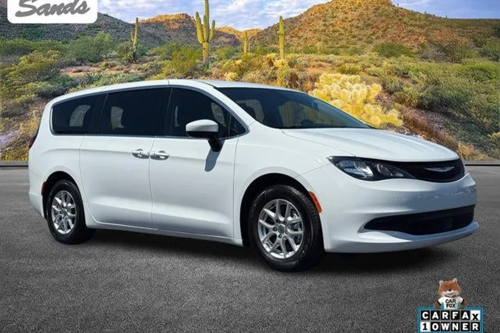 2022 Chrysler Voyager LX photo 1