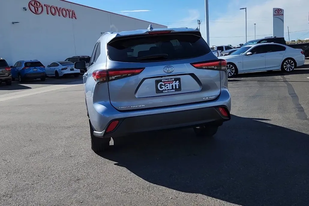 2020 Toyota Highlander XLE photo 1