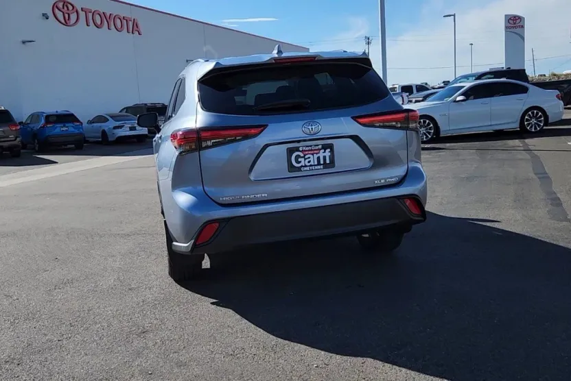 2020 Toyota Highlander XLE photo 1