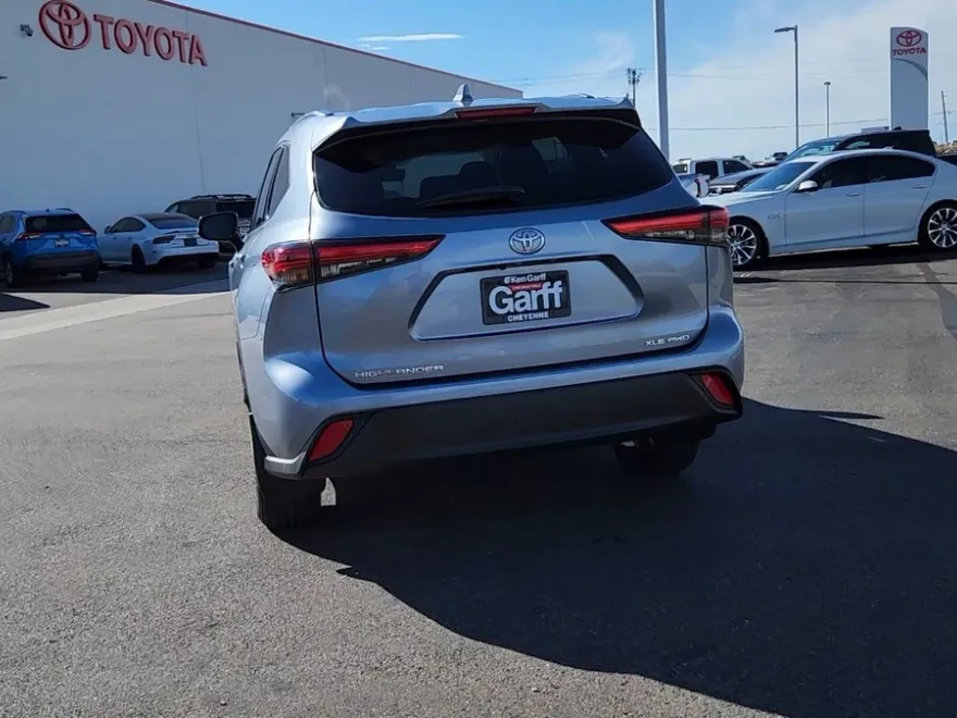 2020 Toyota Highlander XLE photo 1